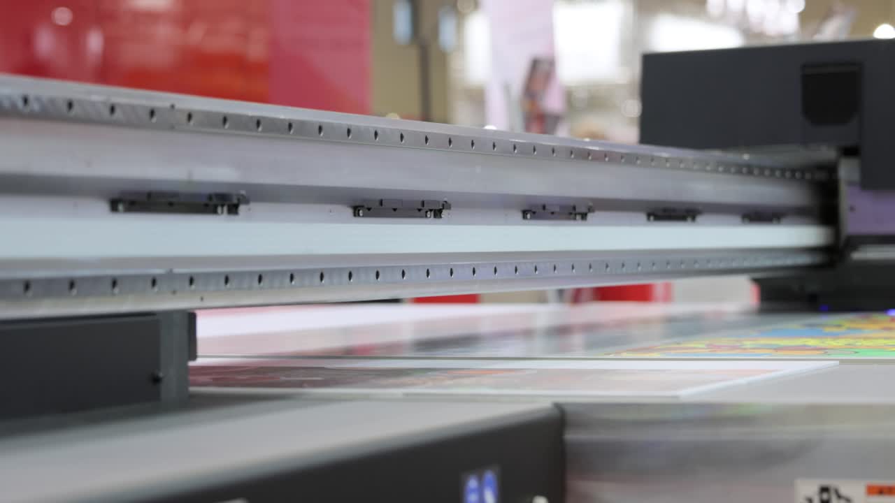 현대의 디지털 대형 자외선 프린터. 인쇄 생산 기술. 자외선 핀은 자외선 치료 가능한 잉크에 낮은 강도 자외선 복용량을 적용하는 과정입니다.