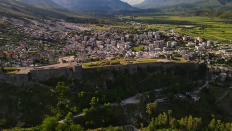 vista de la ciudad vieja de gjirokaster y la ciudadela o castillo de gjirokaster con cielo azul en el fondo