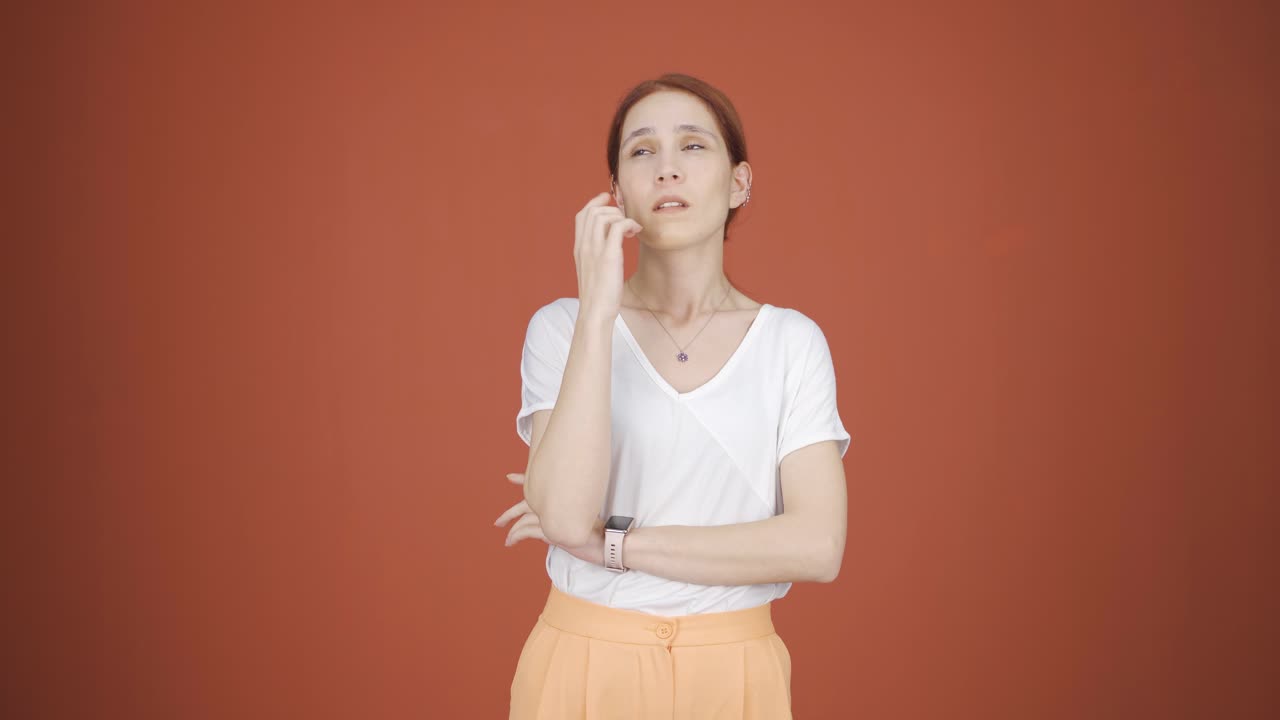 mujer pensativa hacia la cámara.