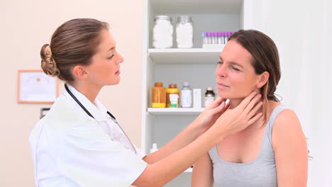 el médico examinando a su paciente.