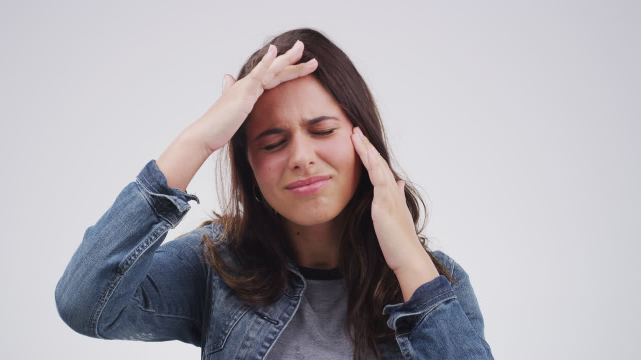 страдает мигренью