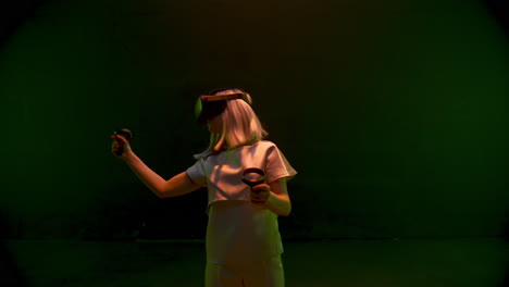 chica de realidad aumentada jugando juego en línea de primer plano. jugador futurista luces de neón