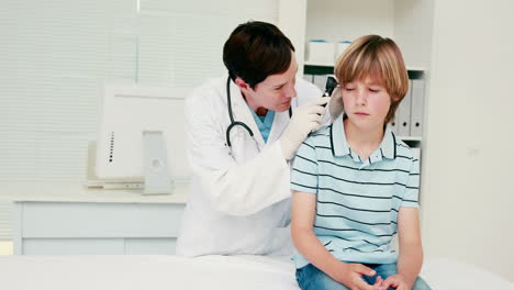 el médico examinando a su paciente.