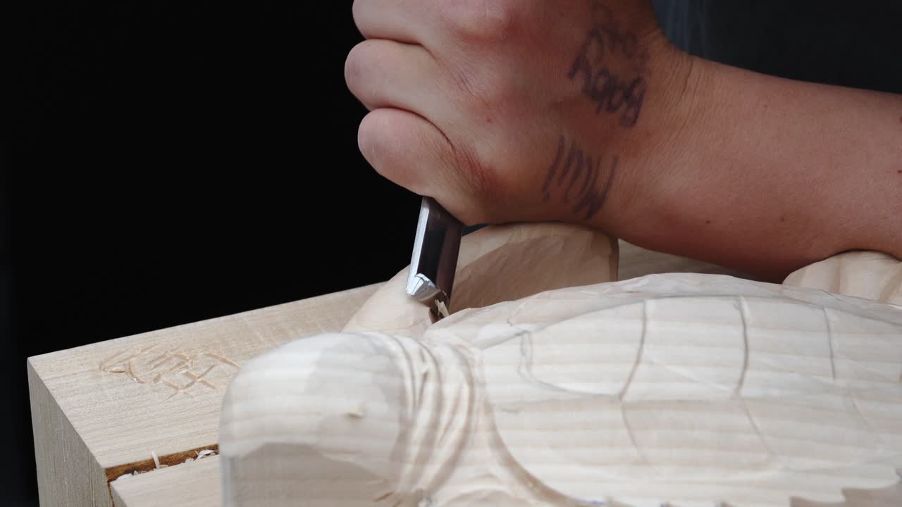 여성 목수는 나무 거북이를 만듭니다