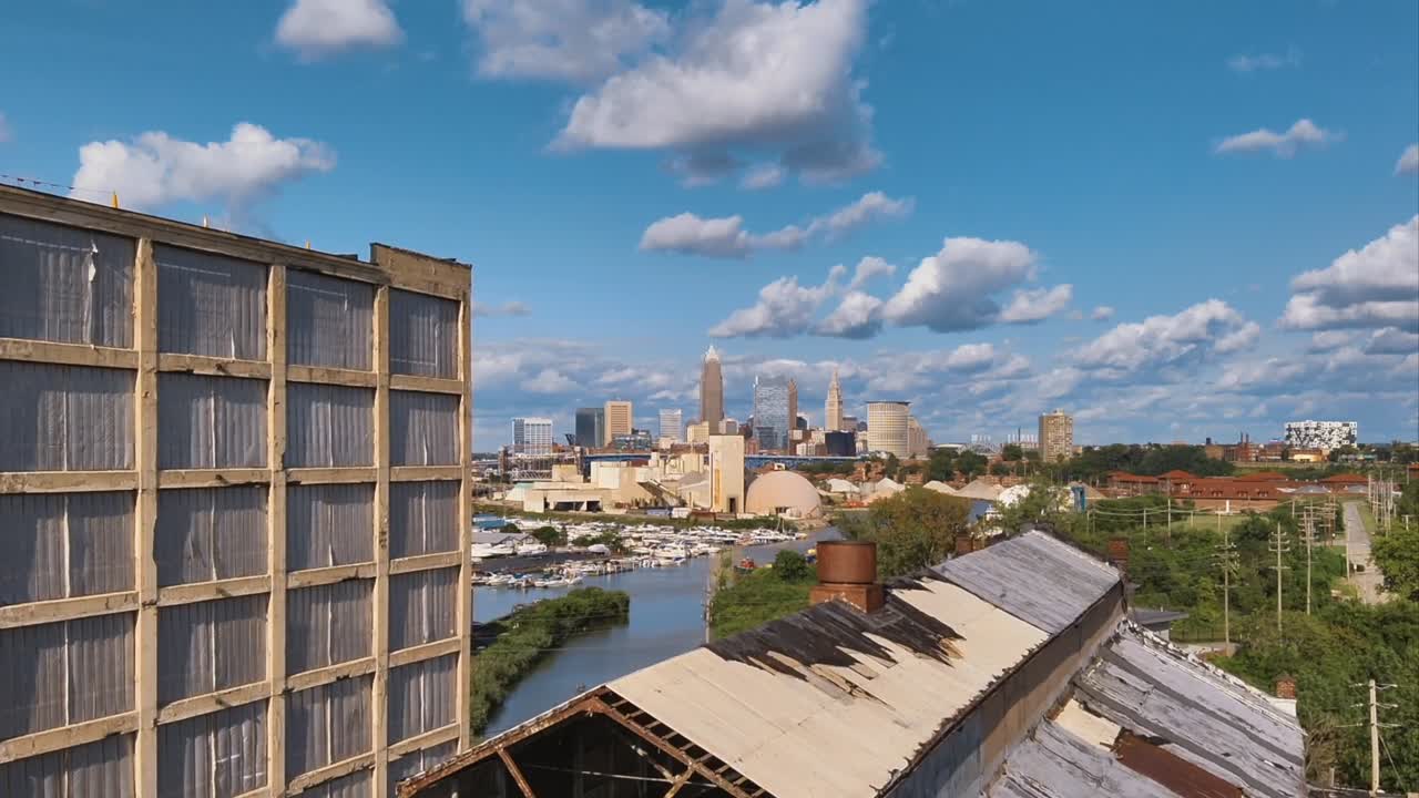 el horizonte del centro de cleveland, ohio, desde el almacén abandonado del lado oeste.
