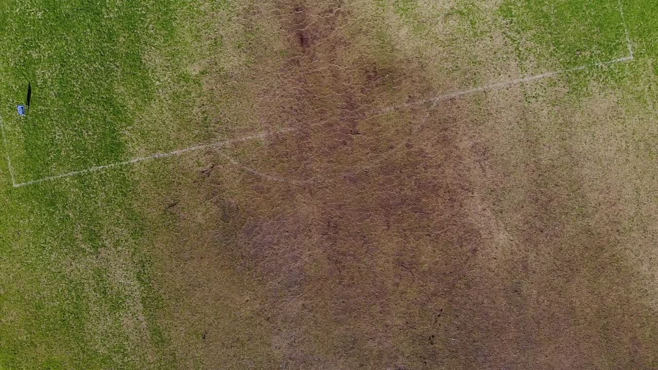 antena de líneas de campo de fútbol fangosas