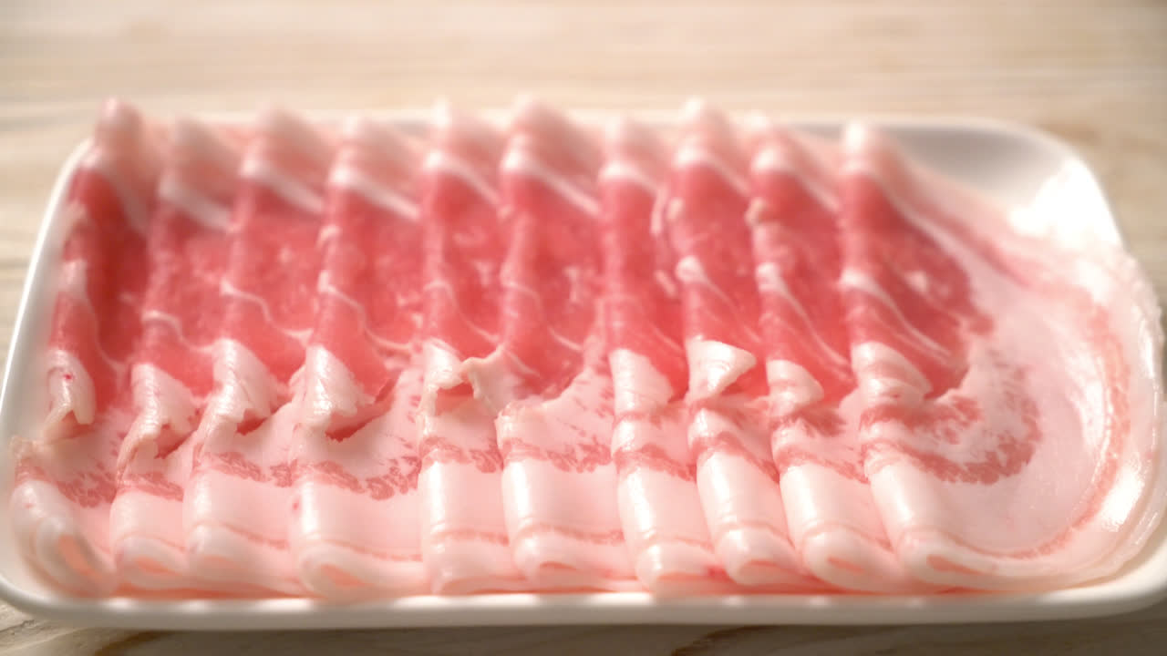 신선한 생 삼겹살 슬라이스