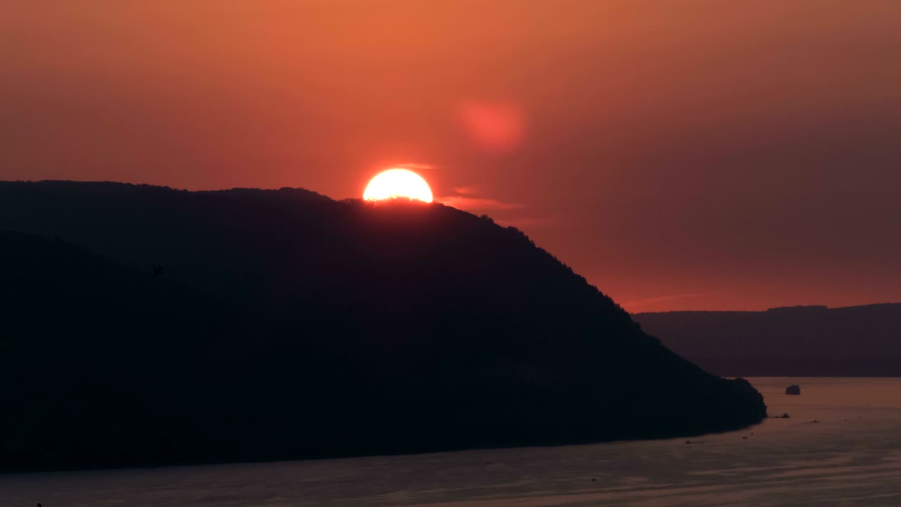 puesta de sol roja sobre la montaña en la noche de verano al aire libre. lapso de tiempo.