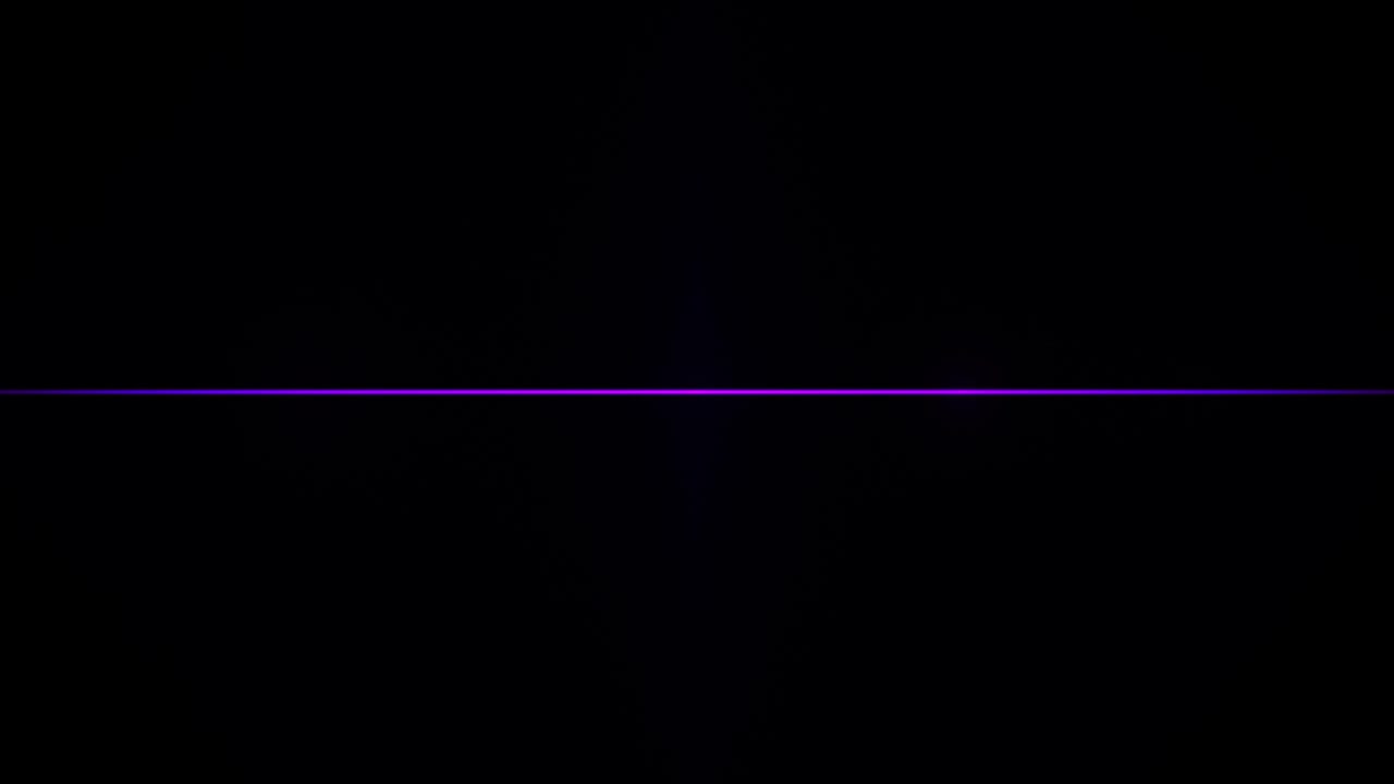 Fascio di luce viola orizzontale che si illumina su sfondo nero