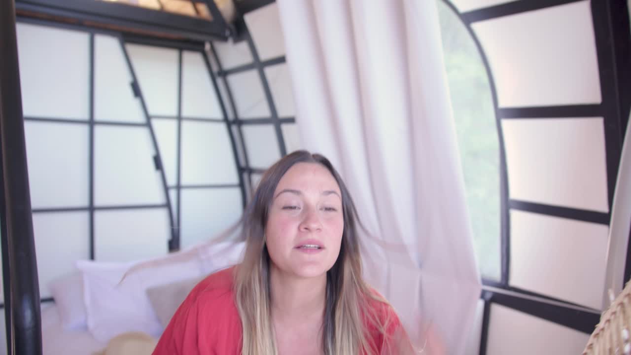 여자는 편안한 방식으로  ⁇  시트와 함께 침대에 쓰러집니다.