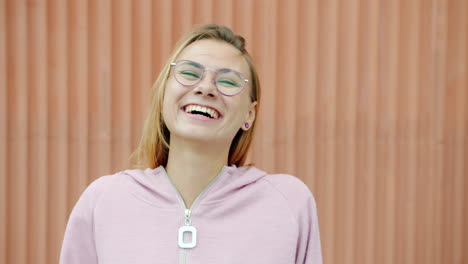 mujer sonriente con gafas