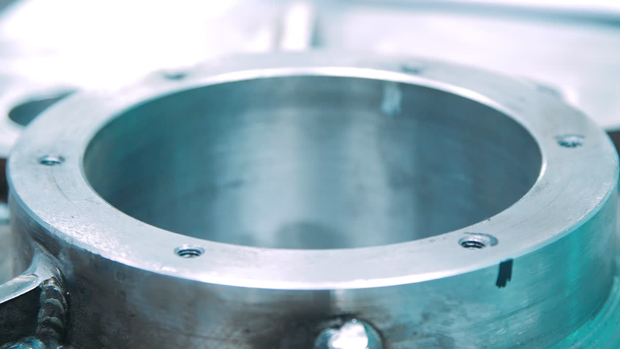 Medições técnicas de peças. Haste de metal inserida em produto de aço.