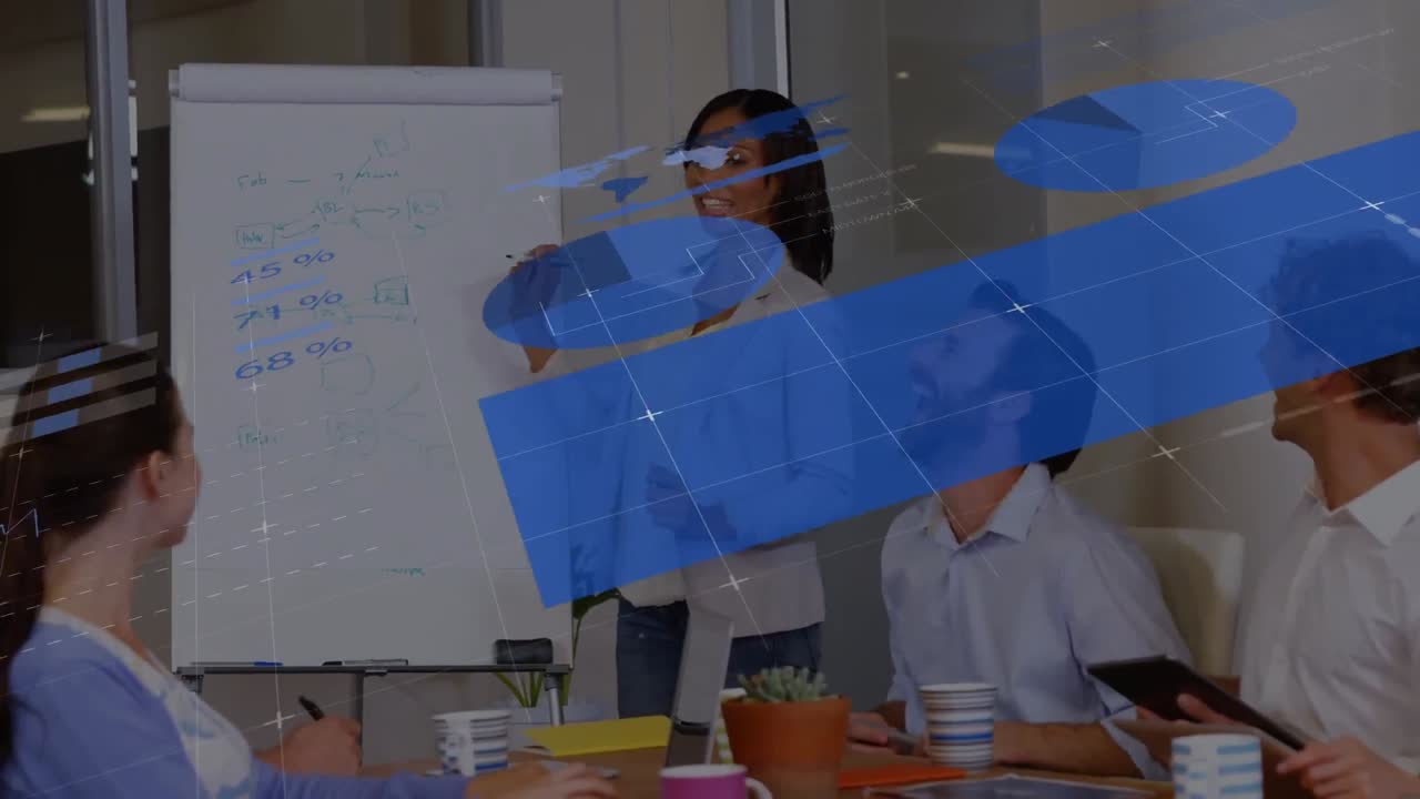 animación de la interfaz infográfica sobre una gerente femenina diversa que explica los informes a los compañeros de trabajo