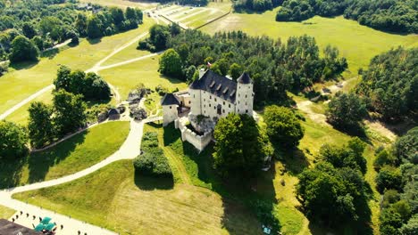 Castillo-Medieval-Bobolice,-Polonia.-Concepto-Aéreo