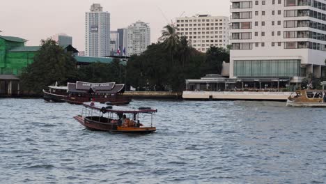 varios barcos moviéndose a lo largo de un río de la ciudad ocupada