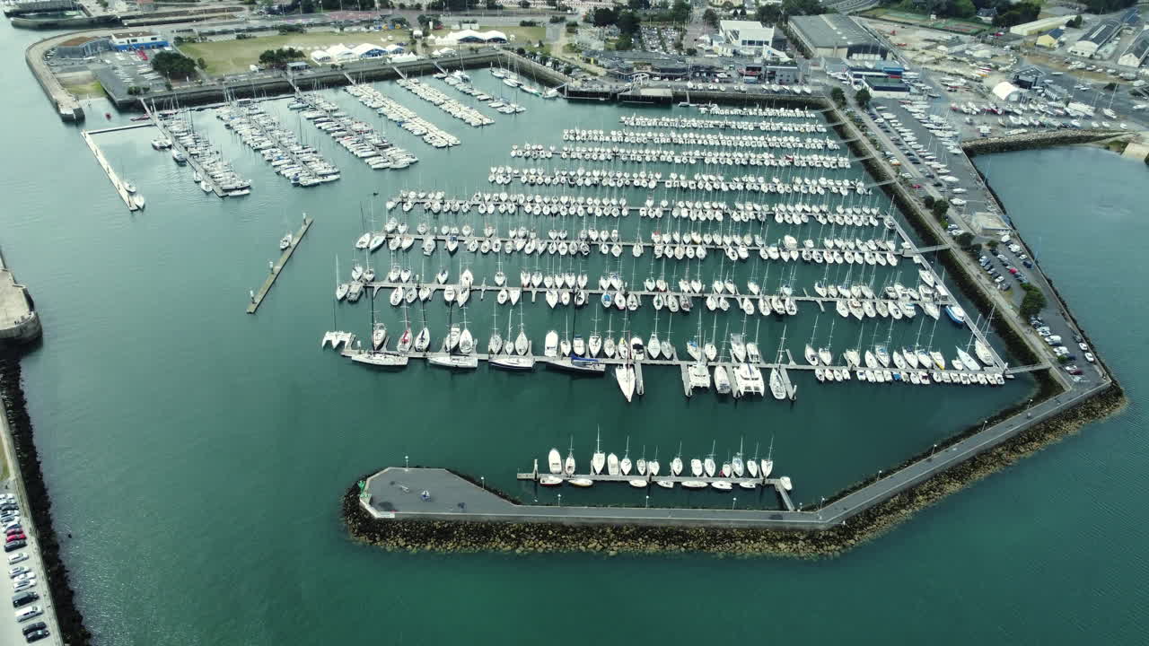 Vista aérea de un puerto deportivo concurrido