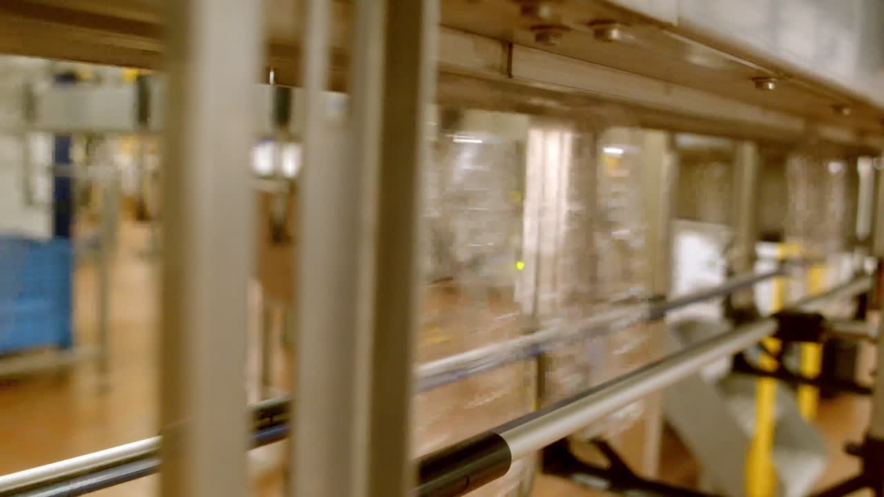 면화 공장 내의 컨베이어 기계에서 빠르게 움직이는 애완동물 병