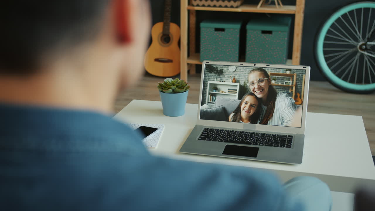 Perheen videopuhelu