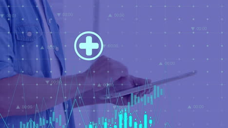 animación del procesamiento de datos financieros e iconos sobre un hombre de negocios que usa una tableta en la oficina