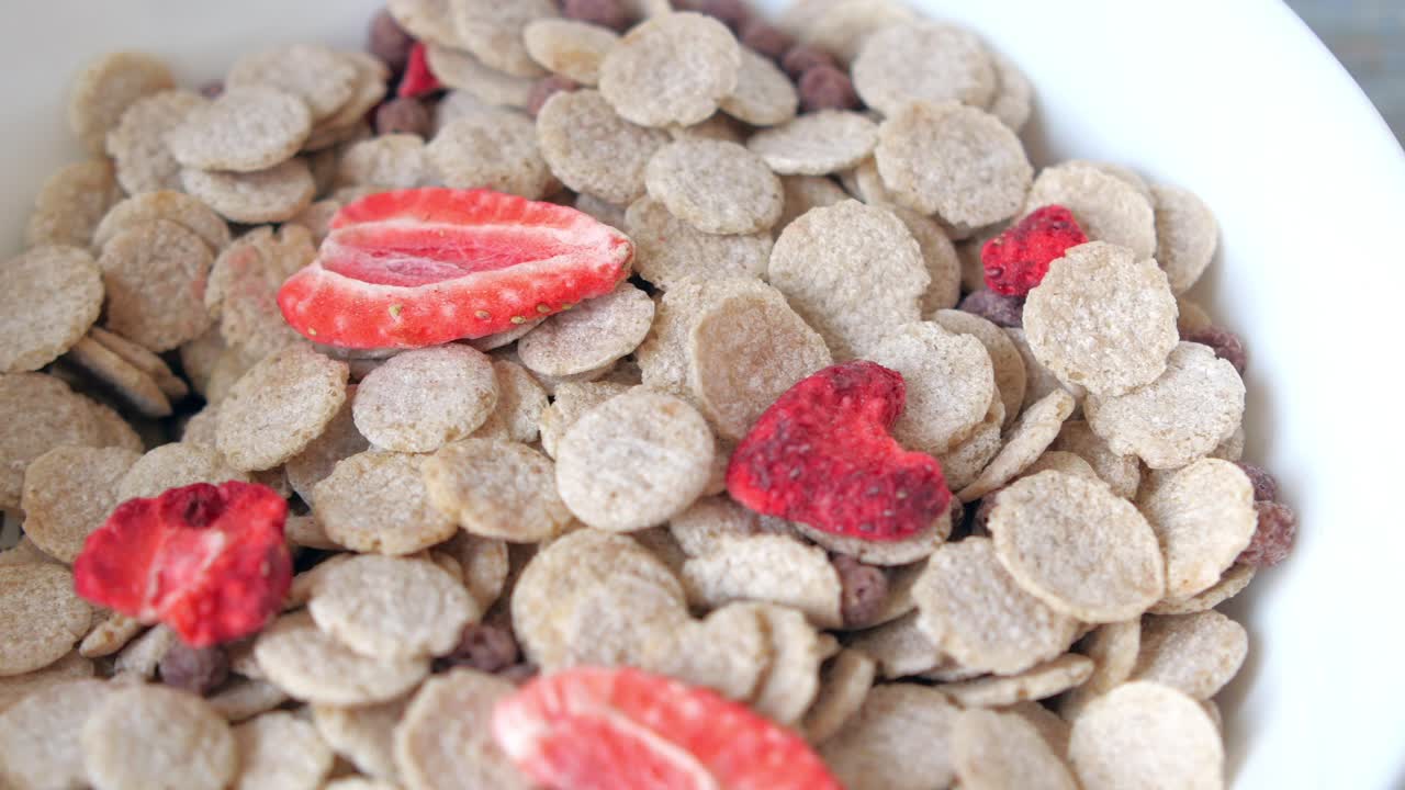 건조 한 딸기 와 함께 그라놀라 의 그