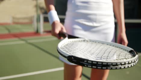 Sportlerin-übt-Tennis-An-Einem-Sonnigen-Tag