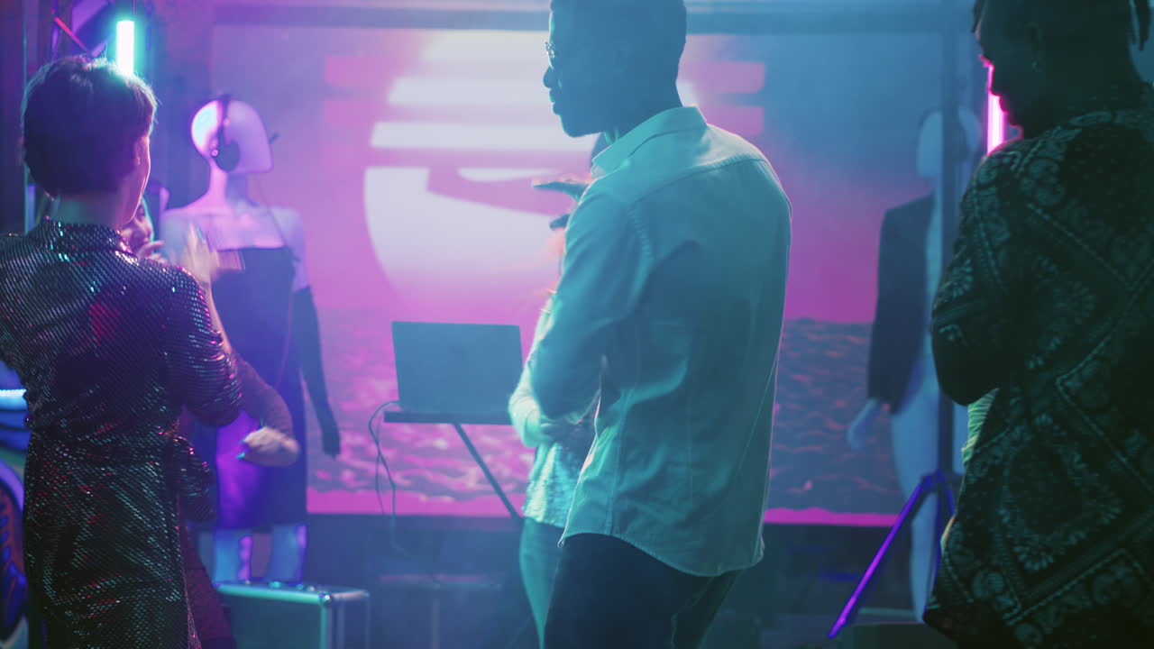 gente bailando en una fiesta