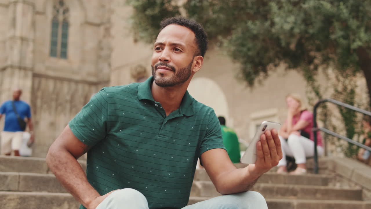 hombre usando teléfono móvil al aire libre