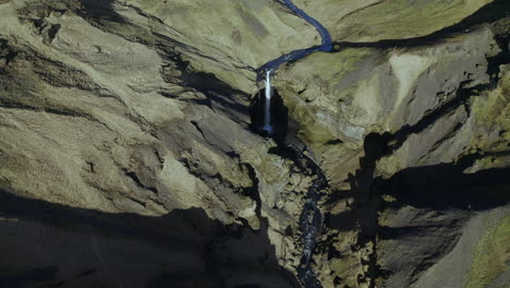 Majestuoso-Paisaje-En-Kvernufoss,-Alta-Cascada-Escondida-Cerca-De-Skogafoss-En-El-Sur-De-Islandia