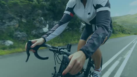 animación de ecuaciones matemáticas escritas a mano grabando a una mujer en bicicleta en la carretera en la parte de atrás