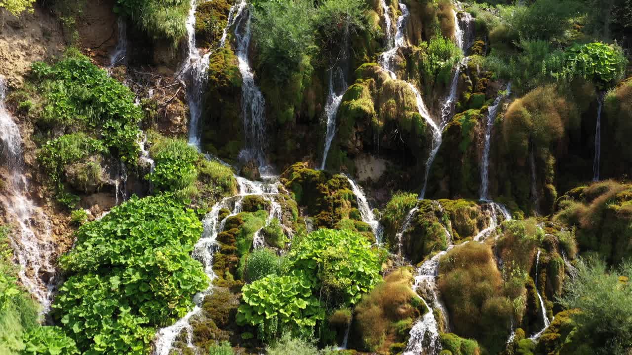 Aerea: incredibili cascate di Sopotnica che precipitano sul versante roccioso serbo