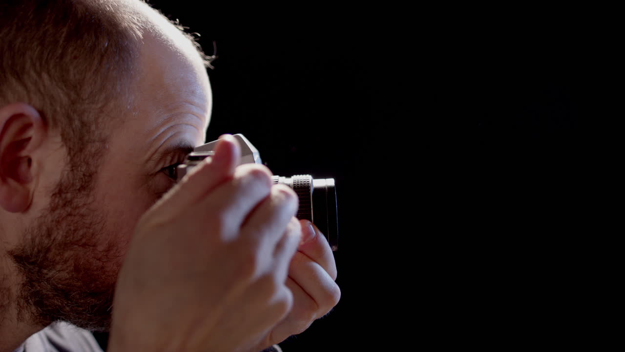 백라이트 - 사진사가 빈티지 slr 카메라로 사진을 찍습니다.