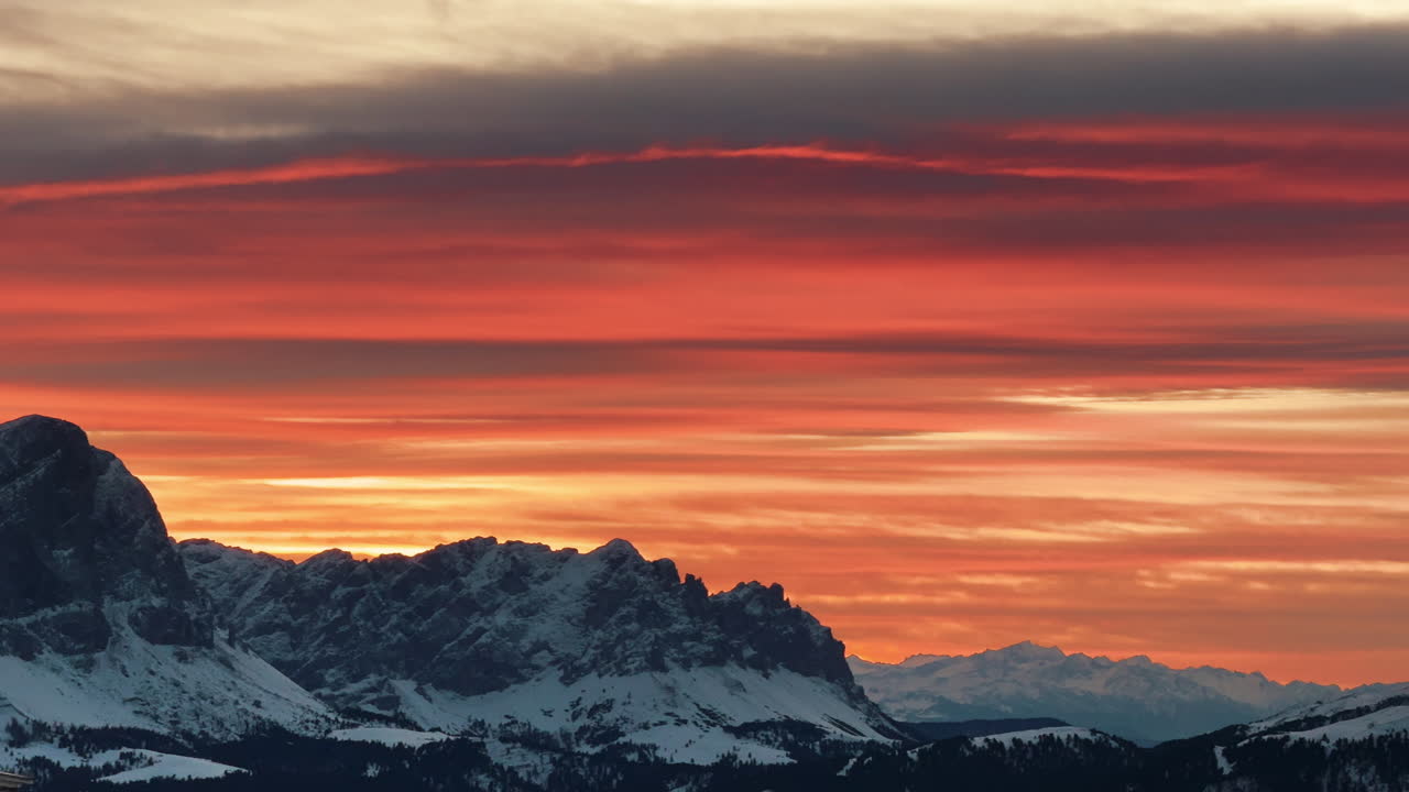 Il tramonto invernale nelle Alpi