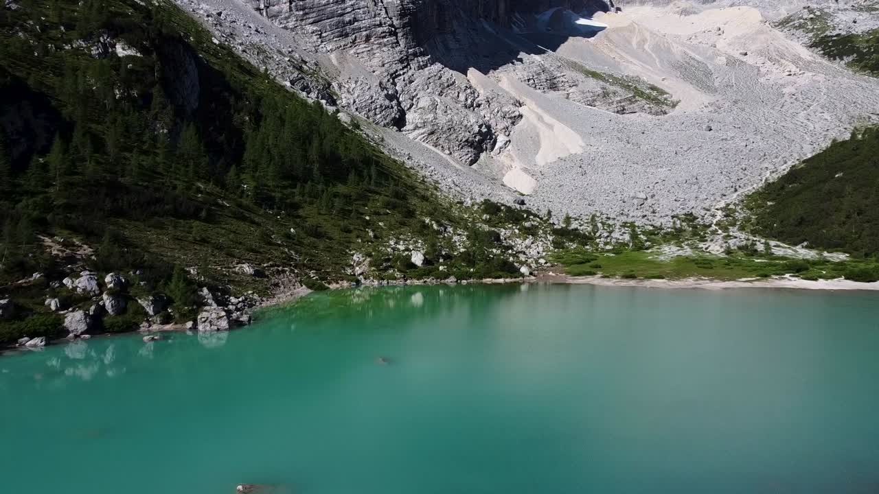 lago serapis rodeado de dolomitas italianas