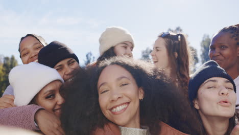 selfie, amigos y signo de paz al aire libre en la naturaleza