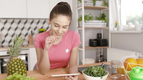 Mujer-Usando-Una-Tableta-Durante-La-Cocción-En-La-Cocina.