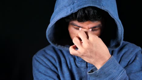 후디를 입은 슬픈 젊은 남자