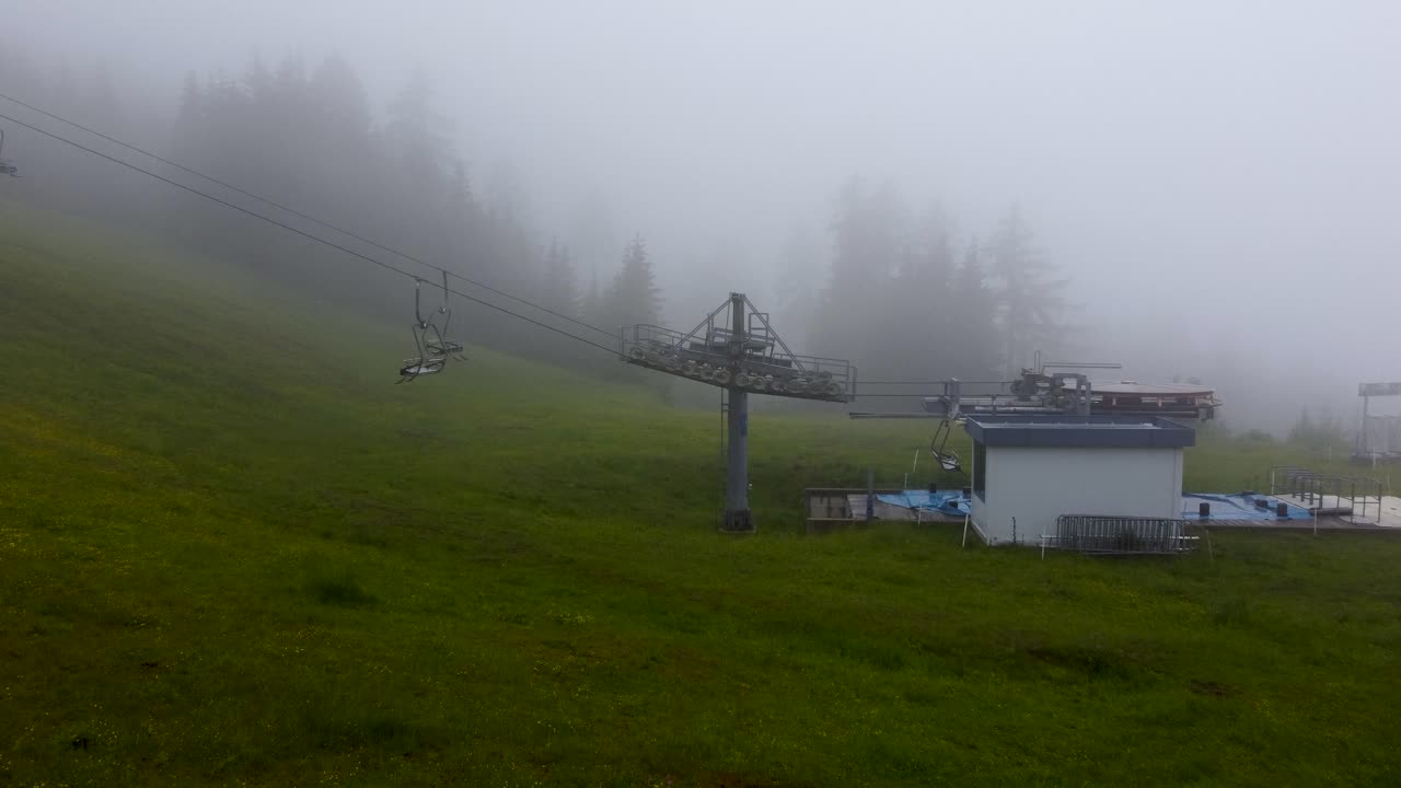 신비로운 안개가 자욱한 드론을 타고 카린시안 알파인 산기슭에 있는 고정 리프트로 이동