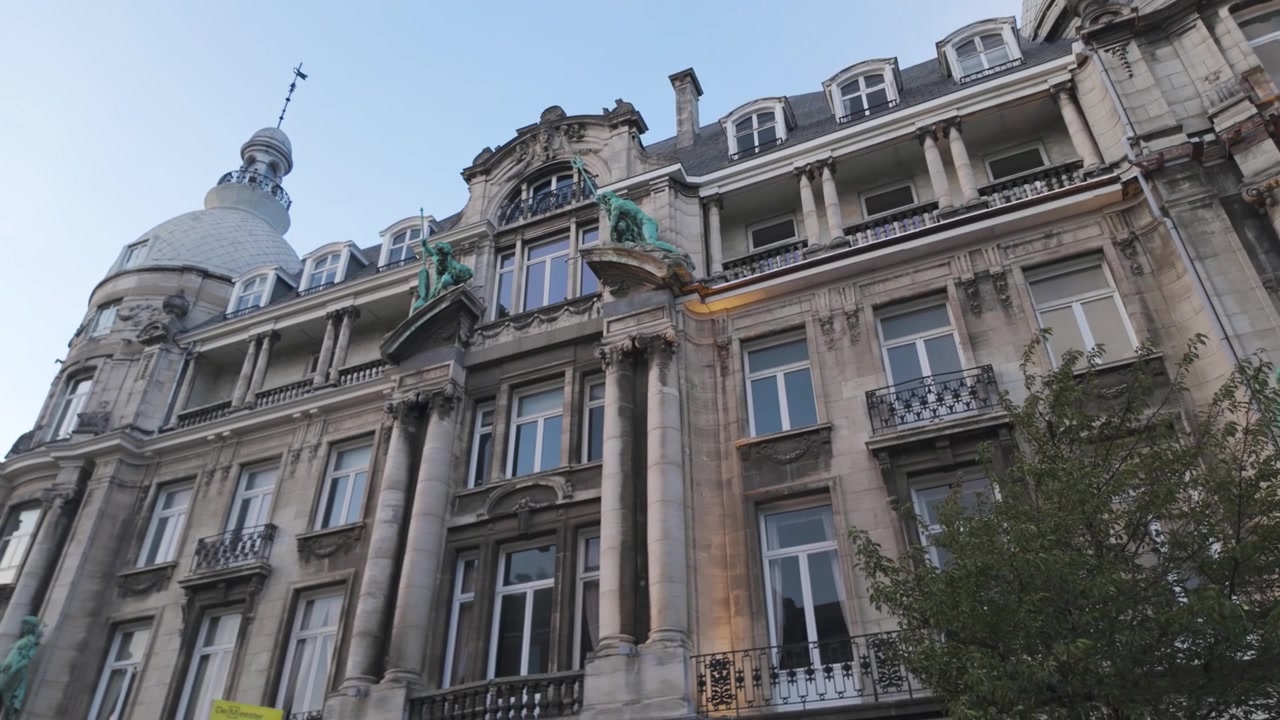 Hansa Huis ad Anversa, Belgio, con architettura ornata, vista da un'angolazione bassa sotto un cielo sereno.