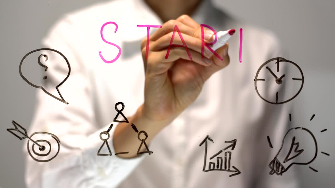 여성은 투명한 화면에 빨간 화살표를 찍고, 사업가 여성은 보드를 찍습니다.