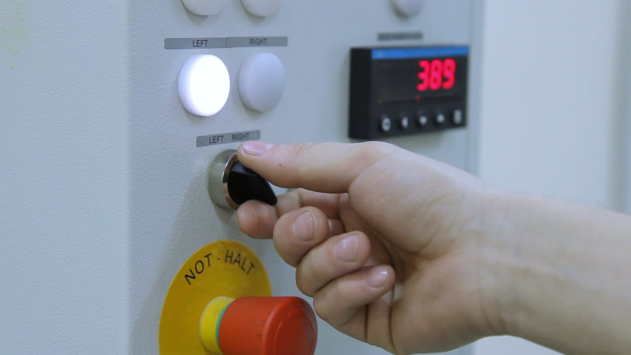 рука человека поворачивает ручку и индикатор загорается. индикаторы слева направо