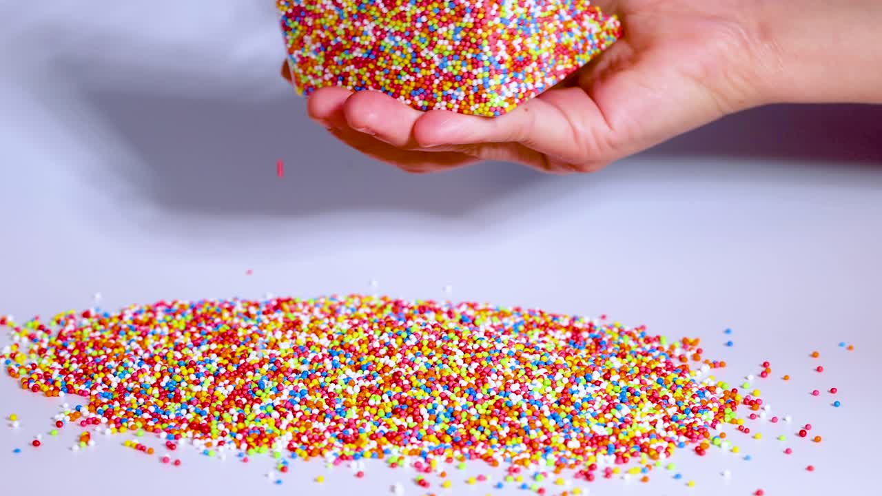 평평한 표면에 손으로 뿌리는 것