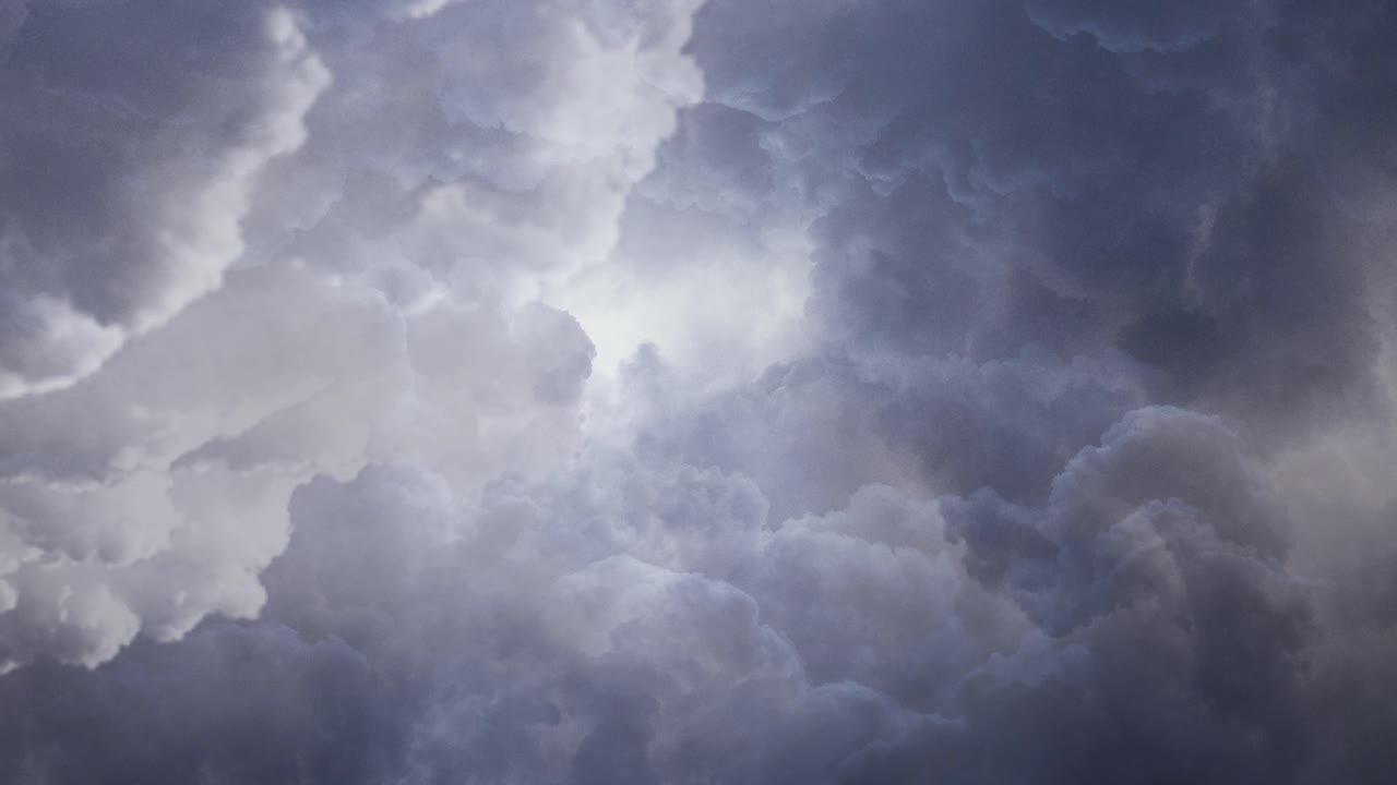 vista de volar a través de nubes oscuras con luz brillante en el cielo