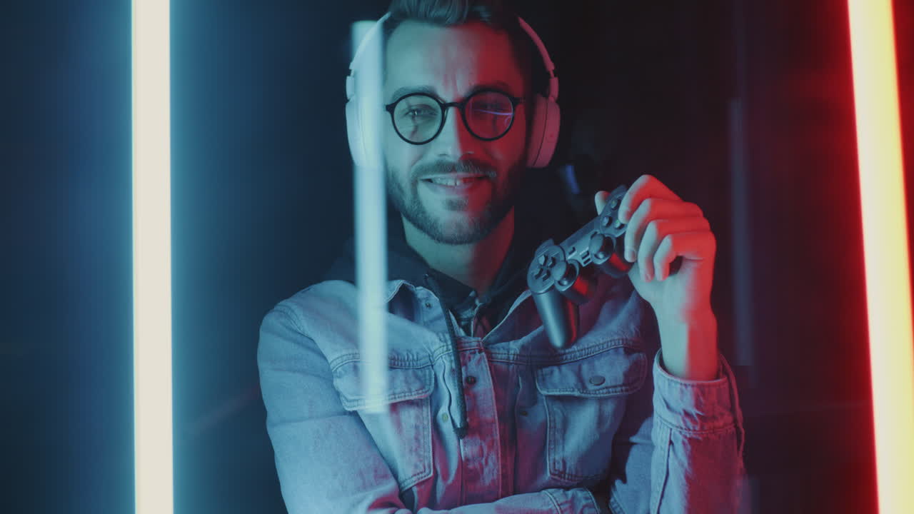 Gamer con controller in luci al neon