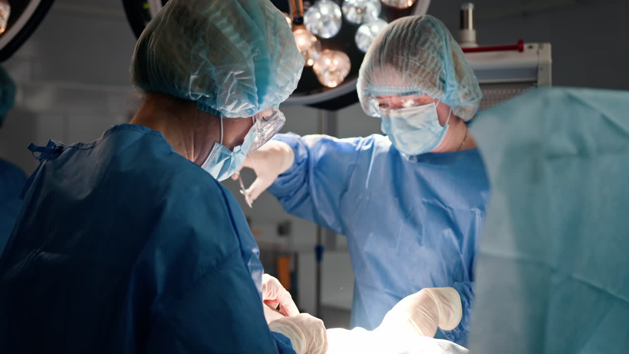 procedimiento quirúrgico en una sala de operaciones