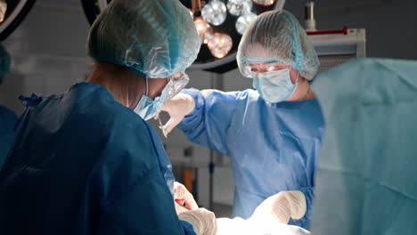 procedimiento quirúrgico en una sala de operaciones