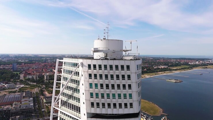 La parte más alta de Turning Torso, con Malmö de fondo (2 de 2)