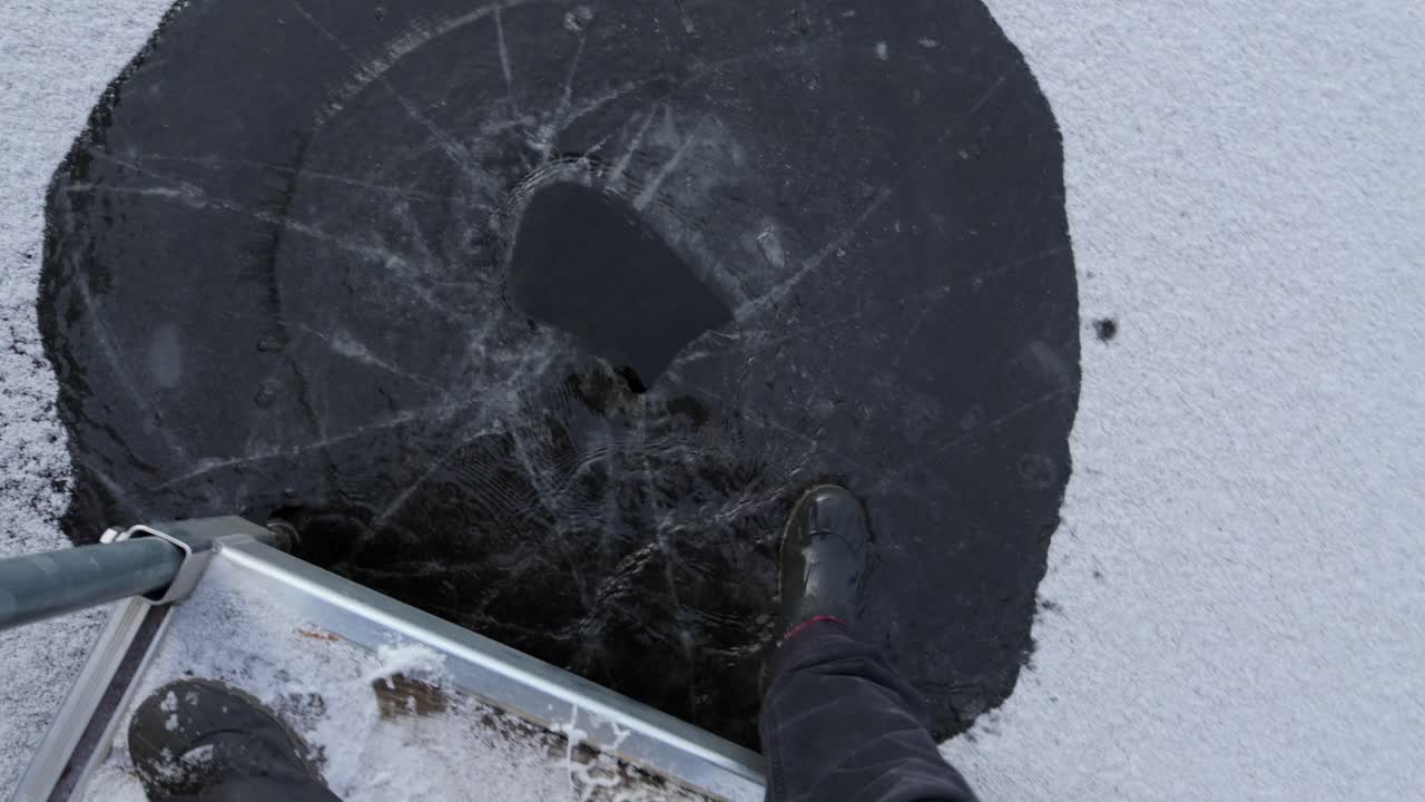 얼어붙은 호수의 얼음을 발로 는 클레르무스티에 호수, 페티-체르세이, 캐나다 - 높은 각도 촬영