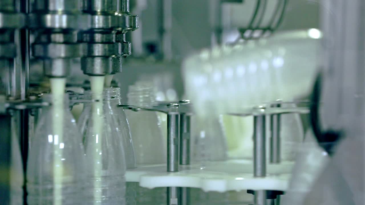 우유 생산 라인. 유제품 공장에서의 생산 과정. 우유 공장