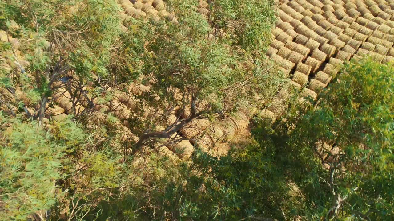 vista aérea del campo lleno de balas de heno.4k
