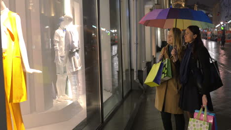 mujeres discutiendo ropa de moda al aire libre